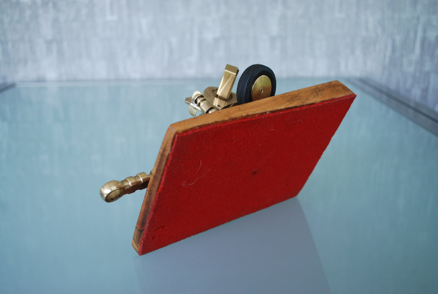 ZU-23 Dubbelloops Luchtafweerkanon Messing model op teakhouten sokkel. 1960