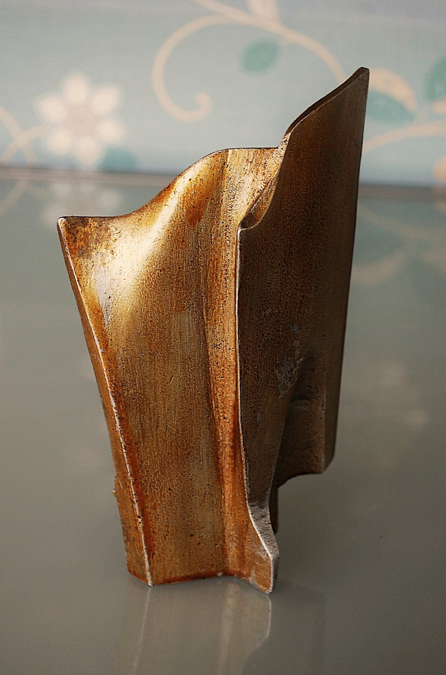 Vuist met Vlaggen en Machinegeweer AK-47