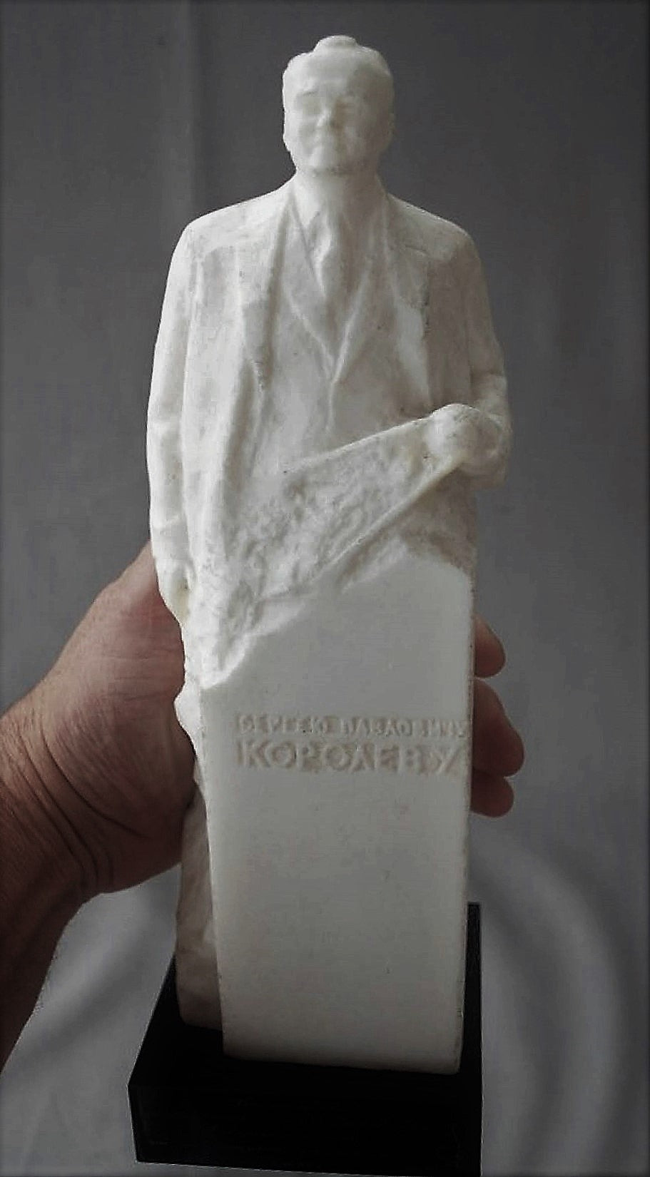 Raket geleerde. Sergei Korolev met spoetnik in de hand