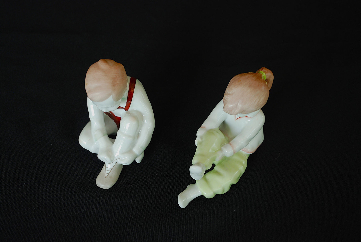 Children getting dressed. Set of 2 figures