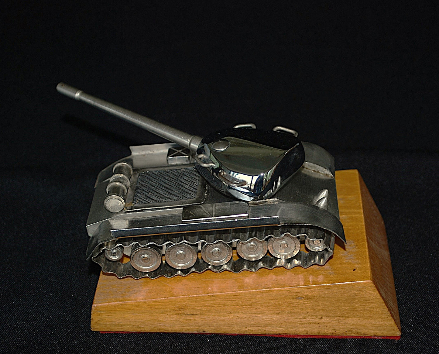 Tank T-54 Verchroomd op sokkel