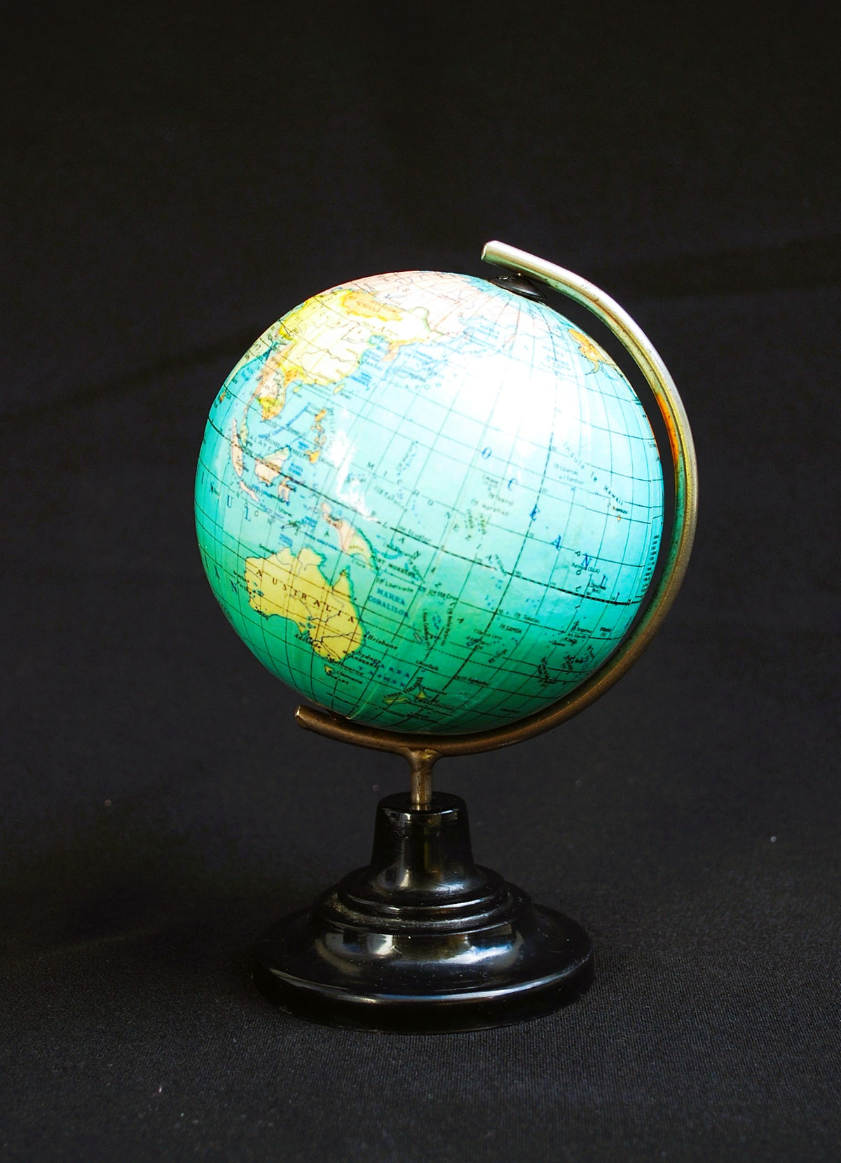 Politiek Globe 1966 Wereldbol op zwart bakeliet voetstuk *