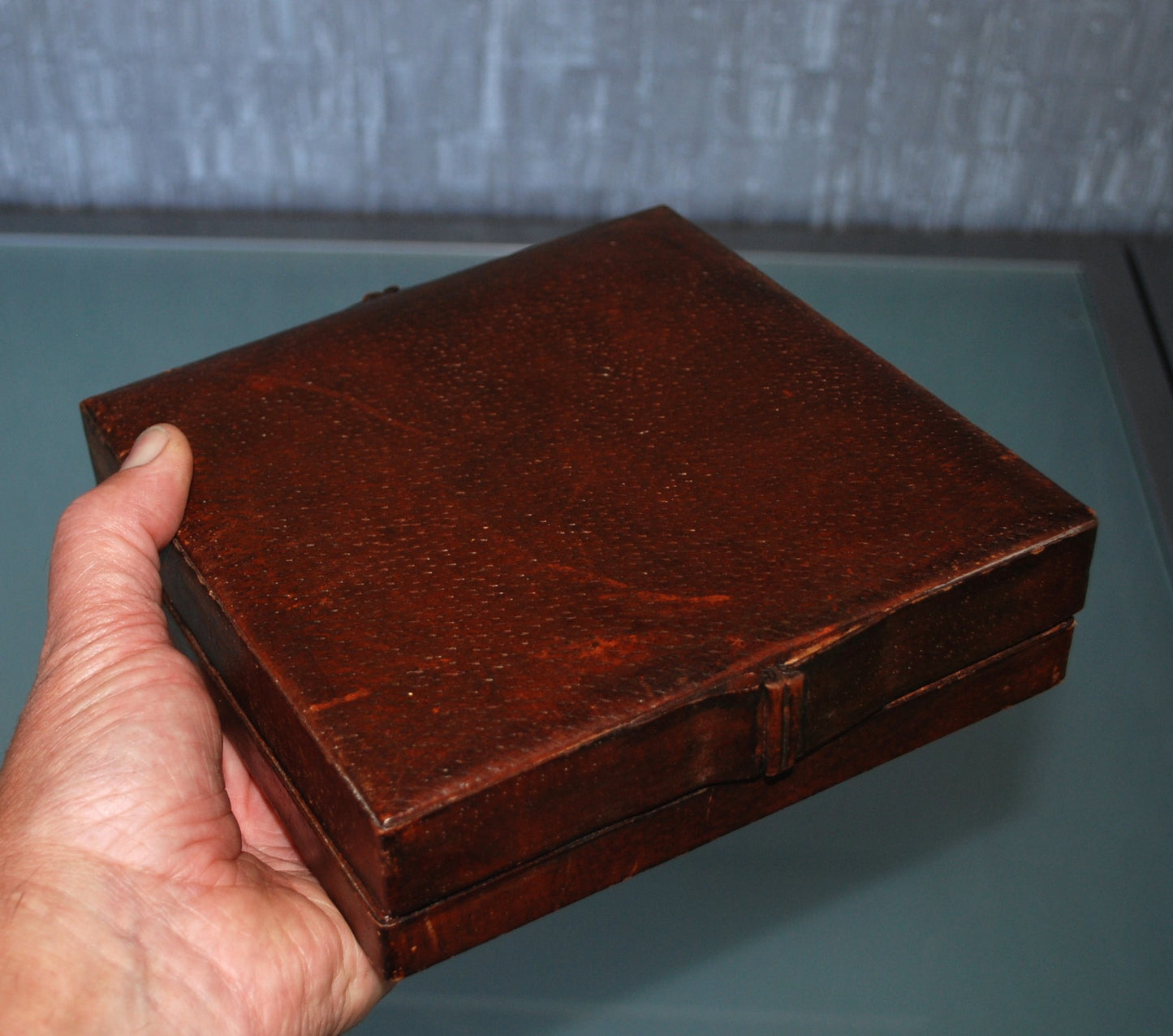 Georgi Dimitrov Brons bureau / wand ornament in bruin leder doos