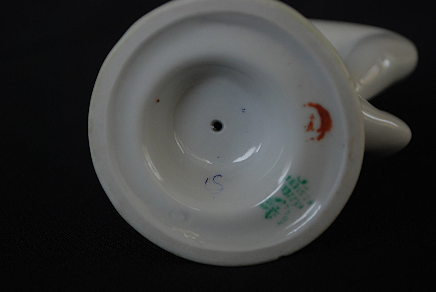 Naakte vrouw op boomstronk met blauwe handdoek