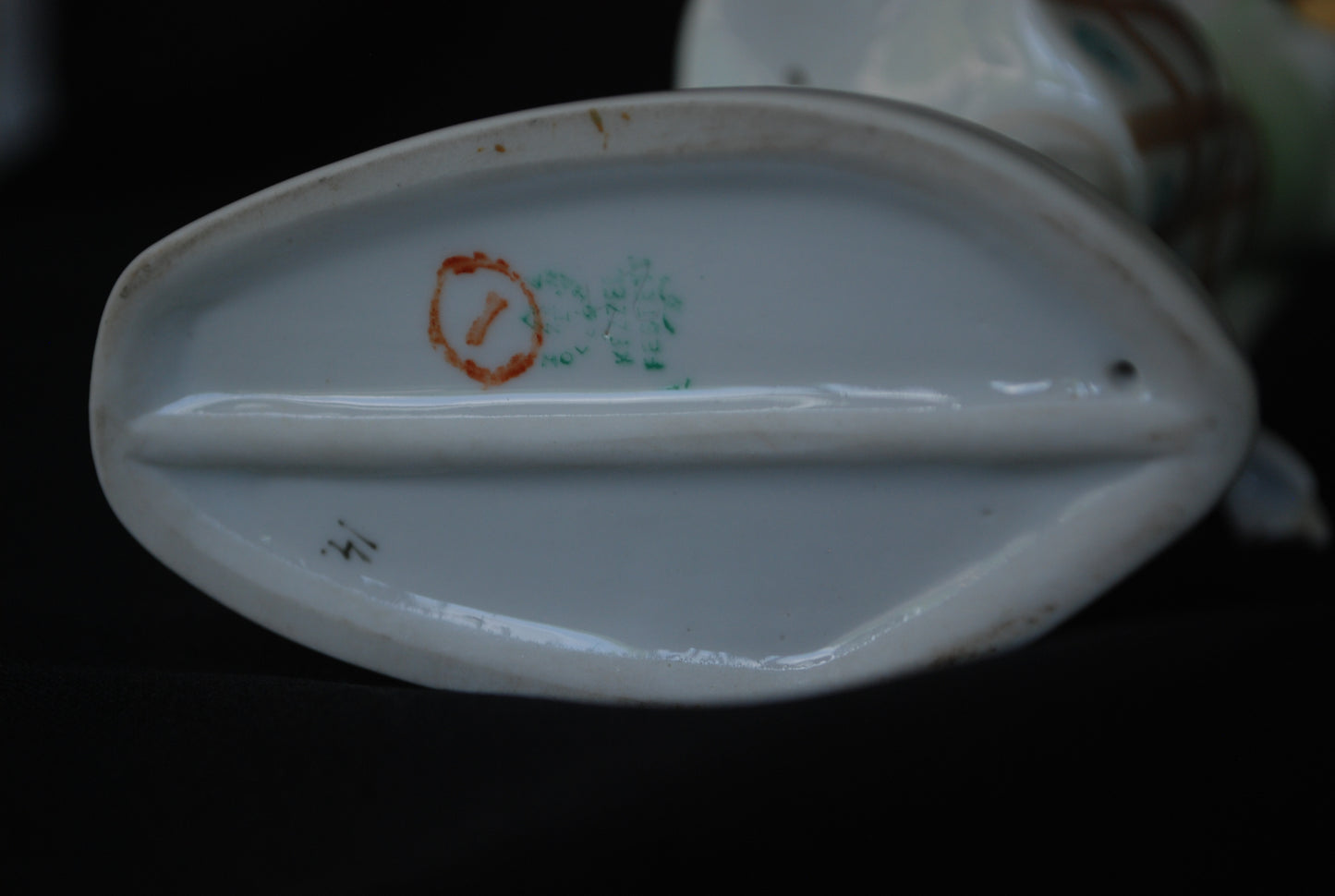 Vrouw Lopend met blauwe stippel jurk