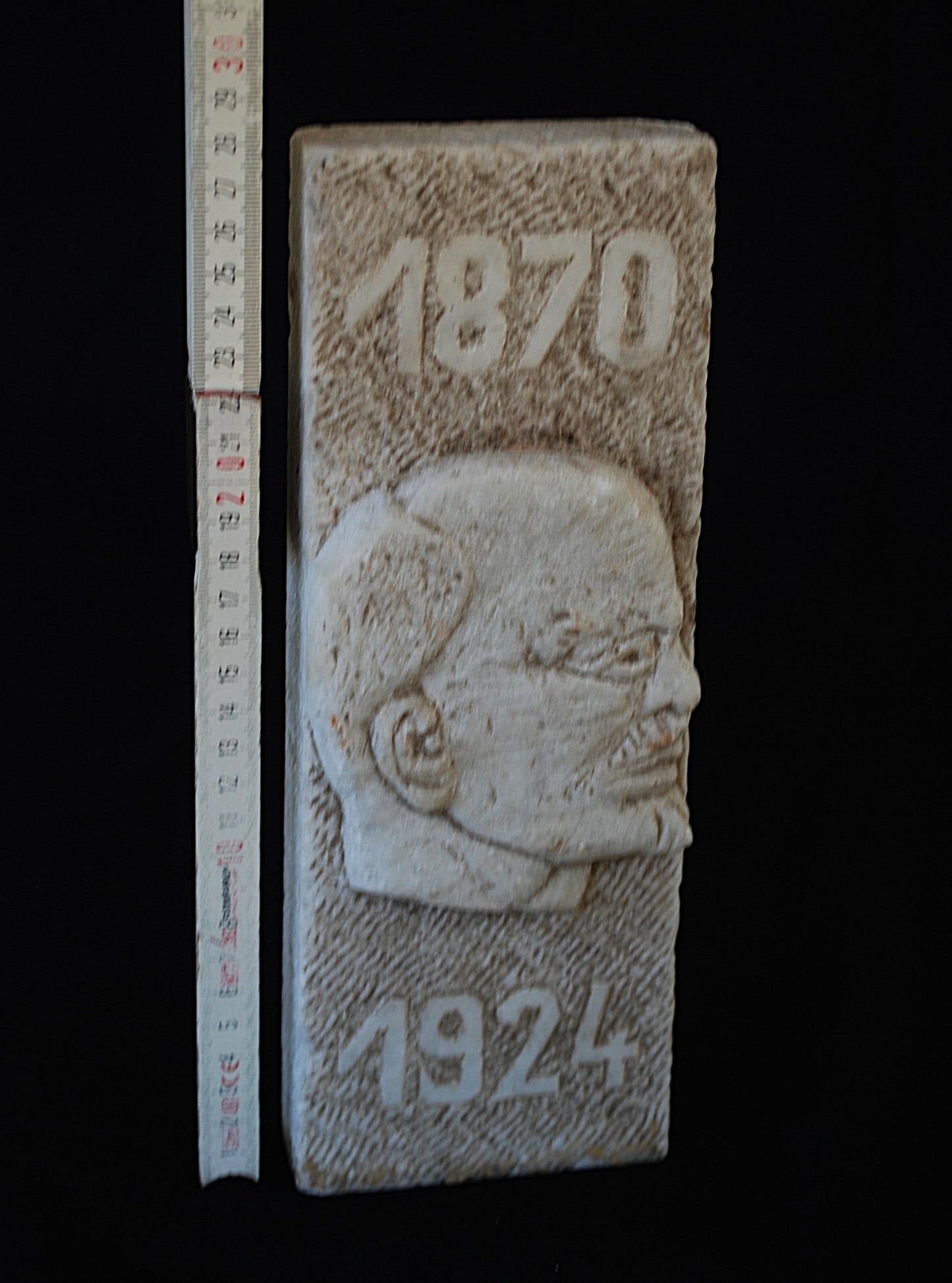Lenin 1870-1924 Gehakt uit één stuk marmer