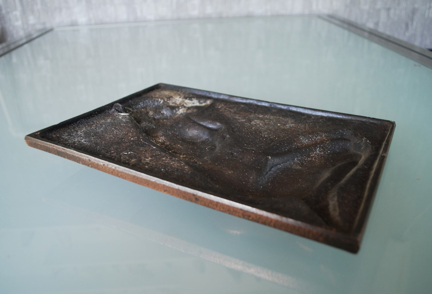 Vrouw, naakt met hoofd in de armen.