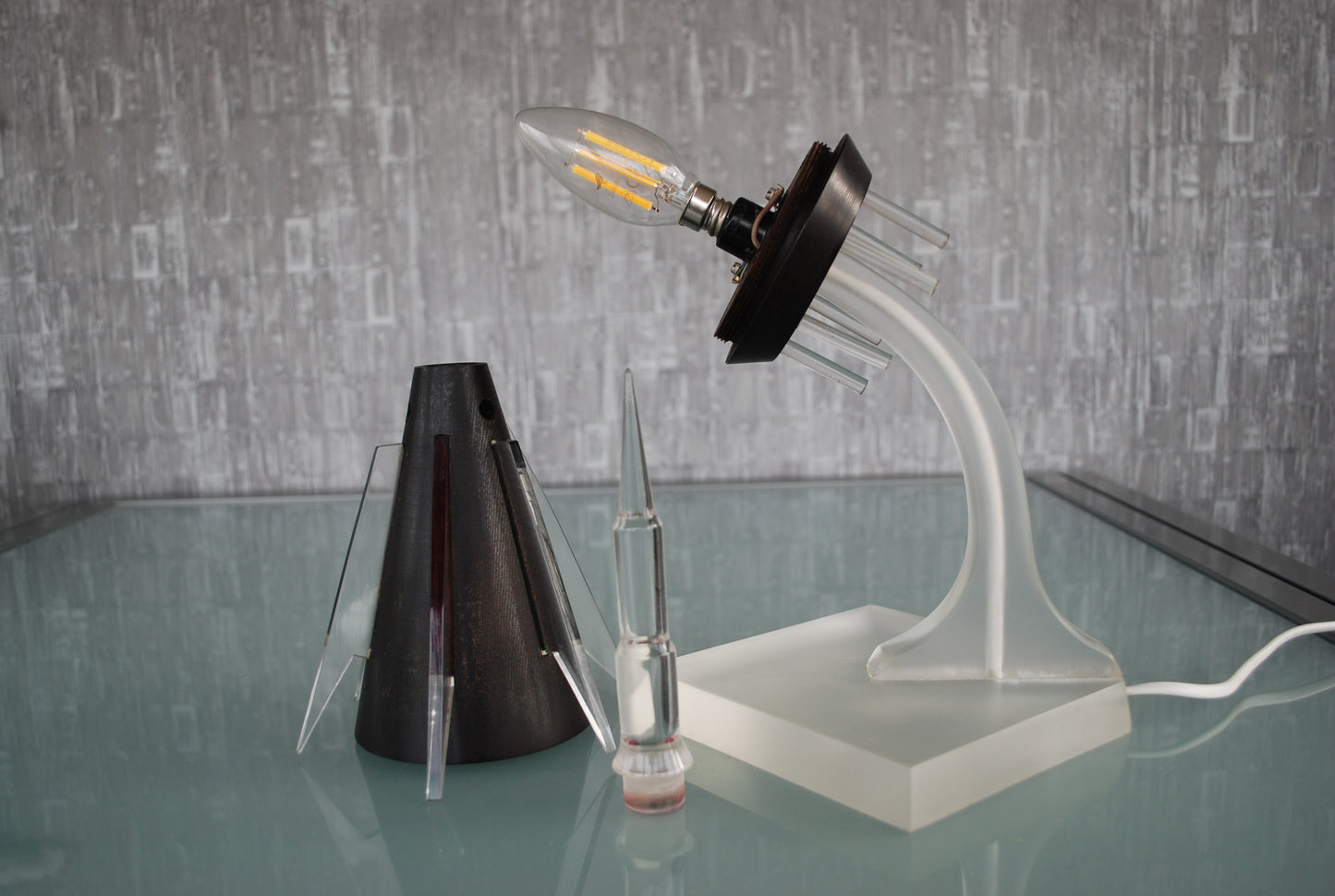 Preorder Raket lamp Capsule op plexiglas met pertinax body