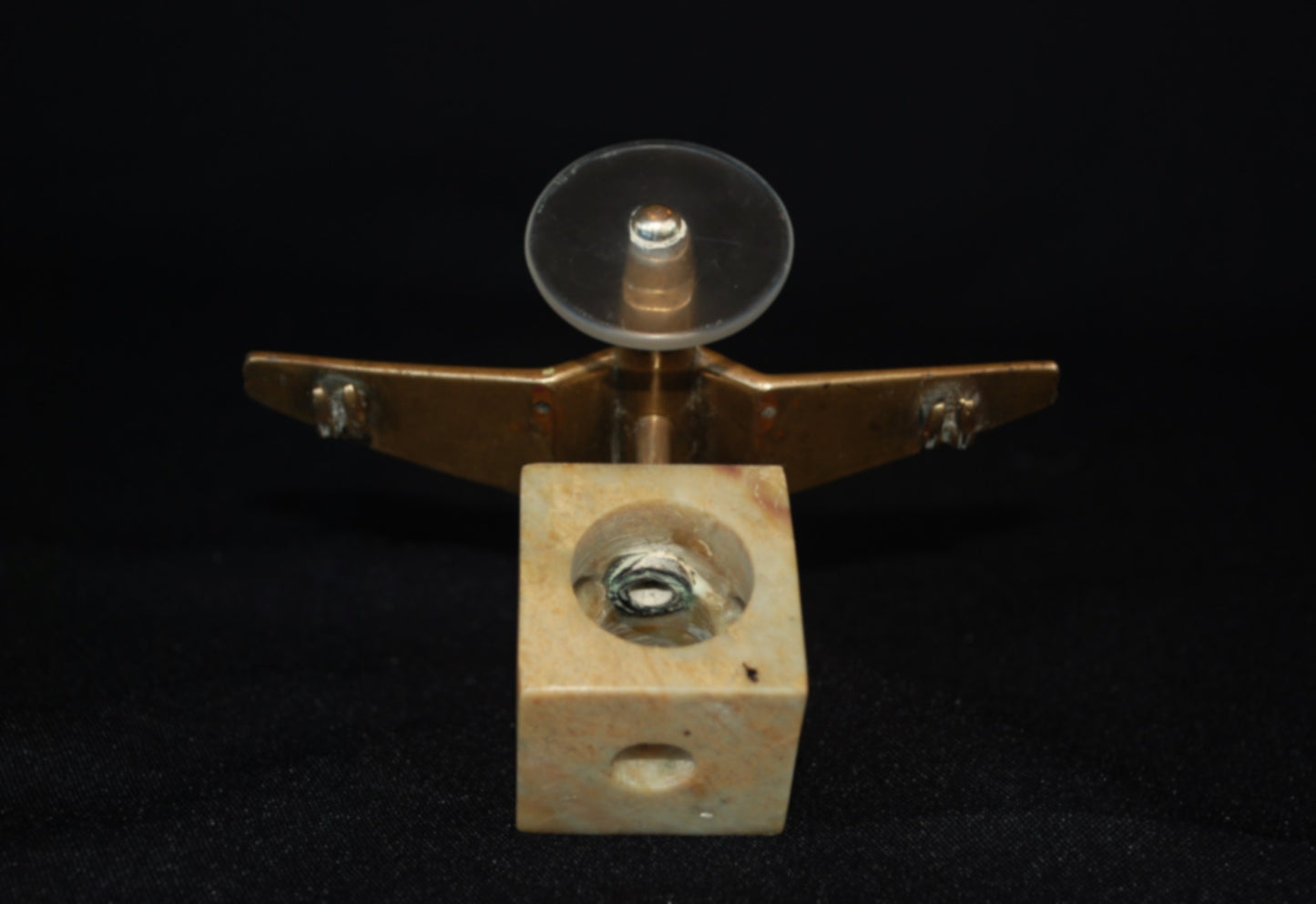 Junkers JU 87 Stuka Brons op steen sokkel