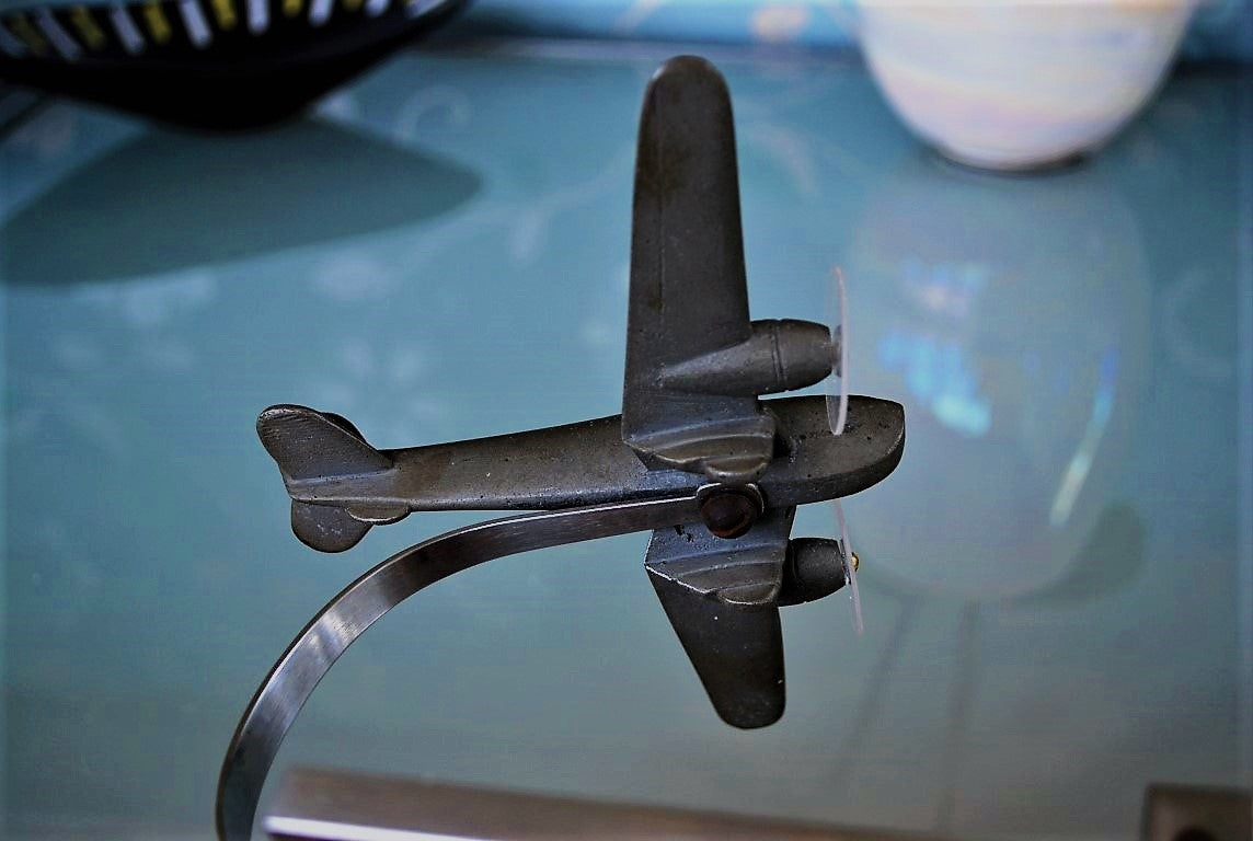 Oude Vliegtuig op zware sokkel Met fotolijsthouder 1949