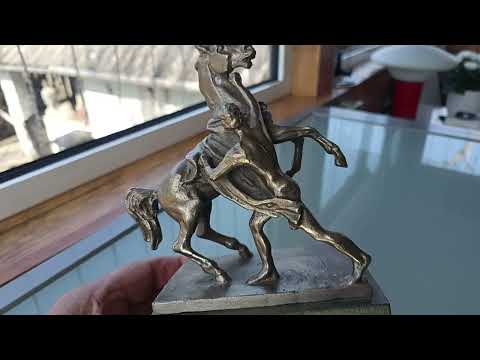 Man met paard op sokkel De Paardentemmers