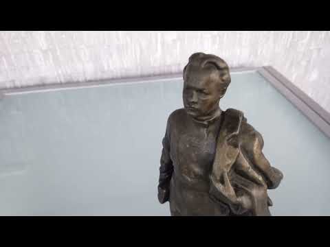 Beeld Lenin als student 2,5 kilo.