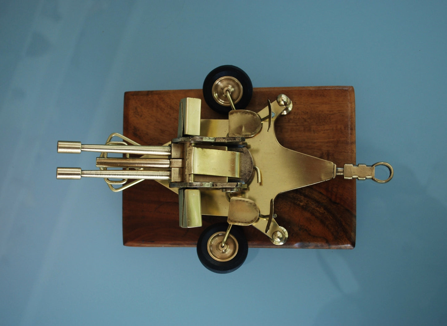 ZU-23 Dubbelloops Luchtafweerkanon Messing model op teakhouten sokkel. 1960