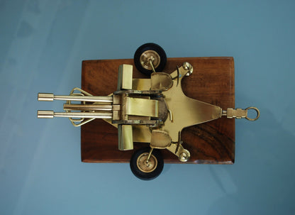 ZU-23 Dubbelloops Luchtafweerkanon Messing model op teakhouten sokkel. 1960