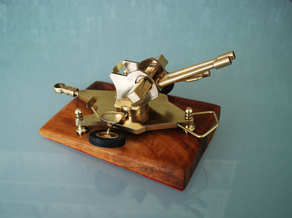 ZU-23 Dubbelloops Luchtafweerkanon Messing model op teakhouten sokkel. 1960