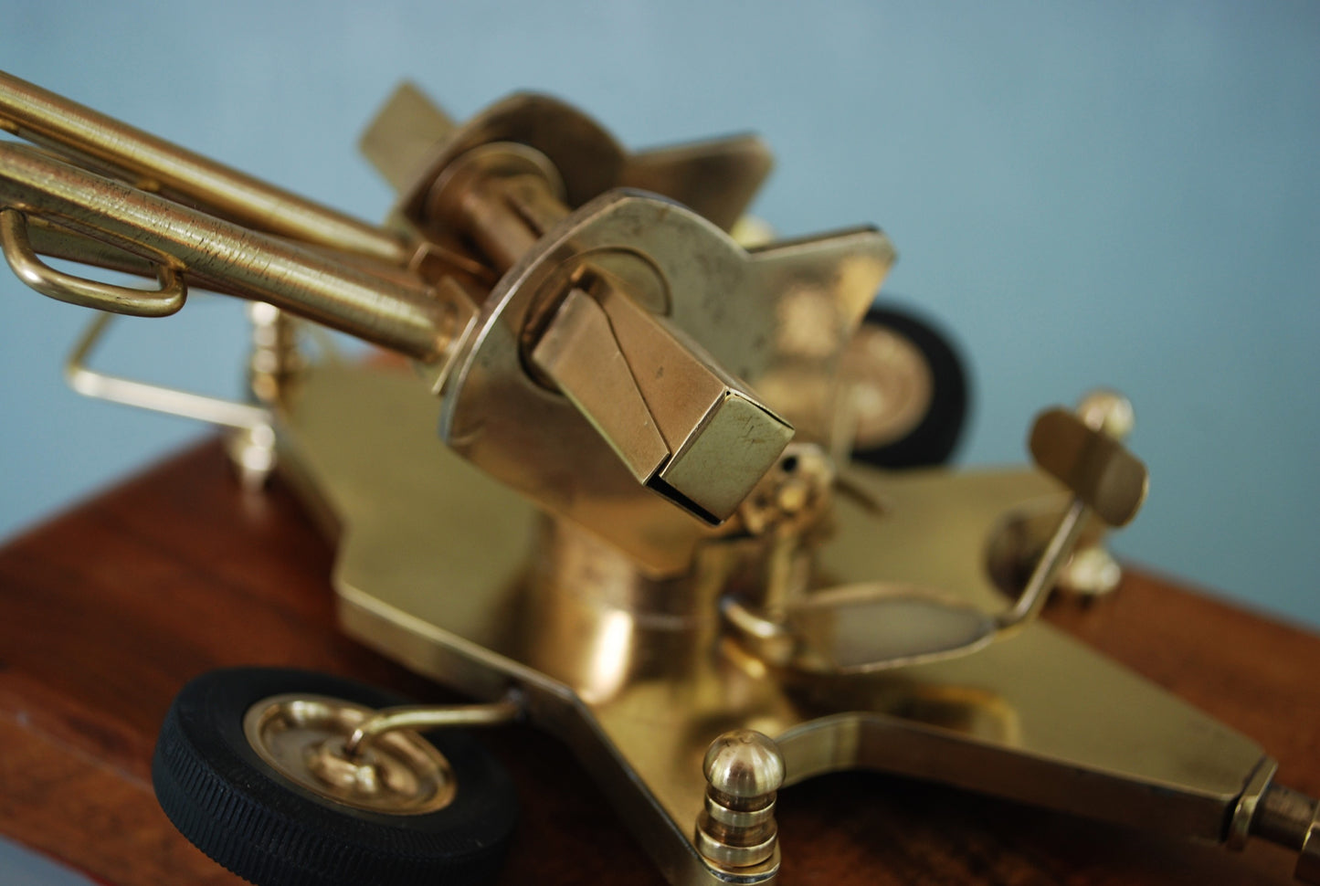 ZU-23 Dubbelloops Luchtafweerkanon Messing model op teakhouten sokkel. 1960