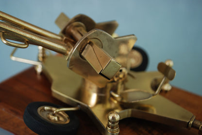 ZU-23 Dubbelloops Luchtafweerkanon Messing model op teakhouten sokkel. 1960