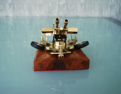 ZU-23 Dubbelloops Luchtafweerkanon Messing model op teakhouten sokkel. 1960