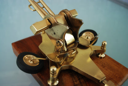 ZU-23 Dubbelloops Luchtafweerkanon Messing model op teakhouten sokkel. 1960