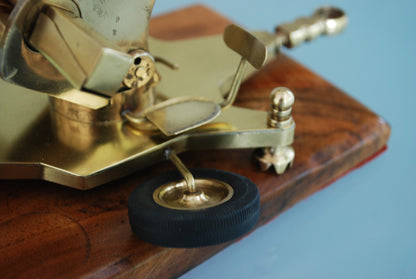 ZU-23 Dubbelloops Luchtafweerkanon Messing model op teakhouten sokkel. 1960