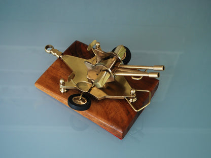 ZU-23 Dubbelloops Luchtafweerkanon Messing model op teakhouten sokkel. 1960