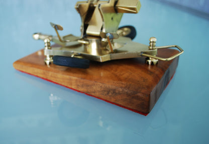 ZU-23 Dubbelloops Luchtafweerkanon Messing model op teakhouten sokkel. 1960