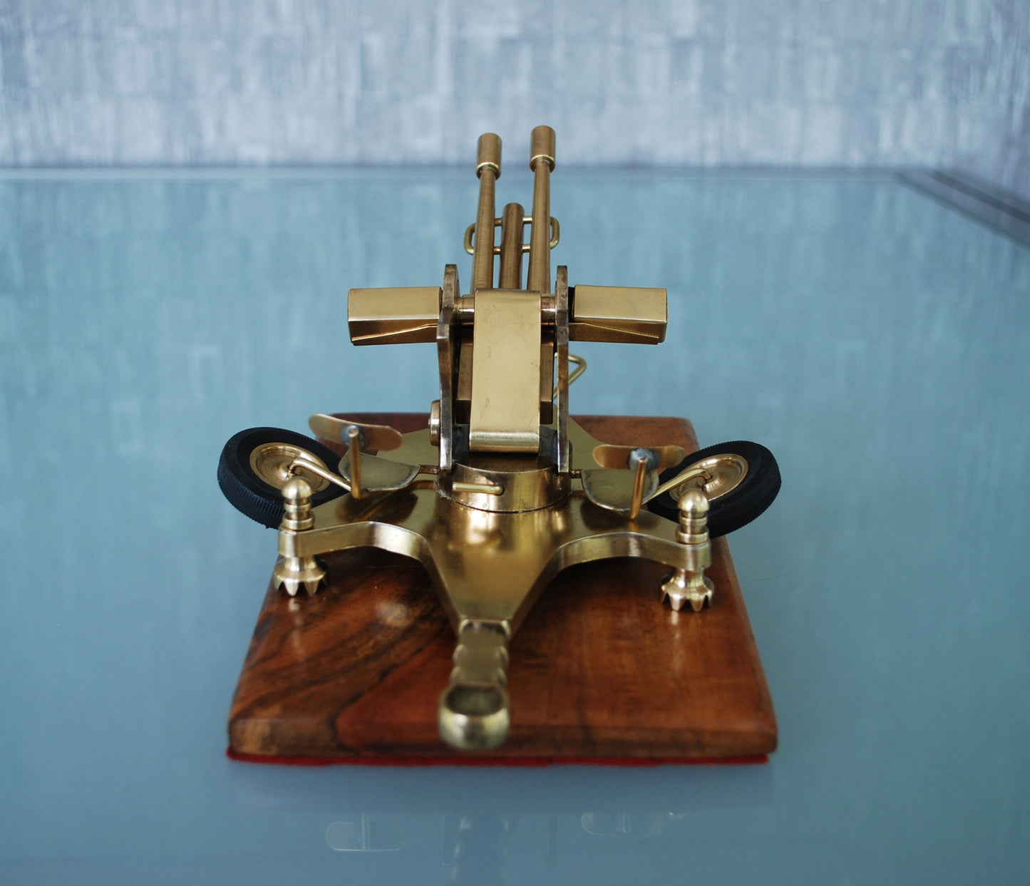 ZU-23 Dubbelloops Luchtafweerkanon Messing model op teakhouten sokkel. 1960