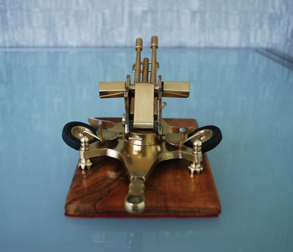 ZU-23 Dubbelloops Luchtafweerkanon Messing model op teakhouten sokkel. 1960