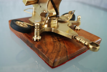 ZU-23 Dubbelloops Luchtafweerkanon Messing model op teakhouten sokkel. 1960