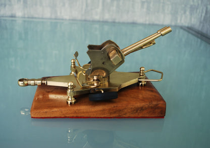 ZU-23 Dubbelloops Luchtafweerkanon Messing model op teakhouten sokkel. 1960