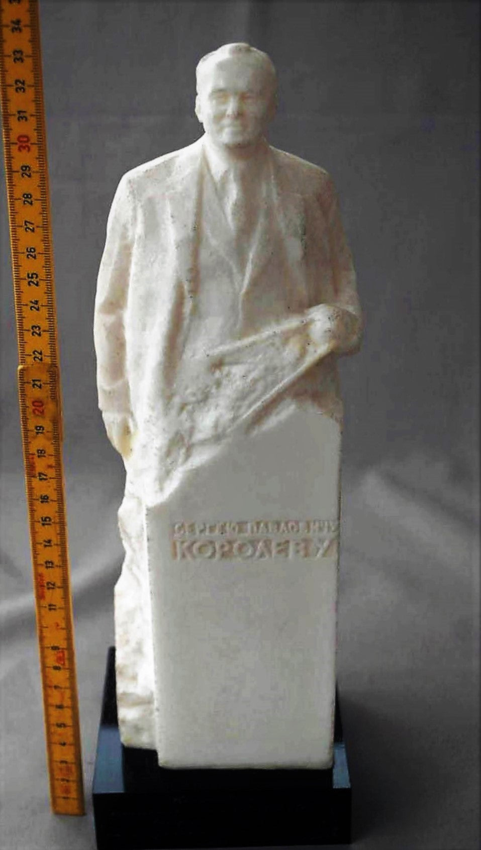 Raket geleerde. Sergei Korolev met spoetnik in de hand