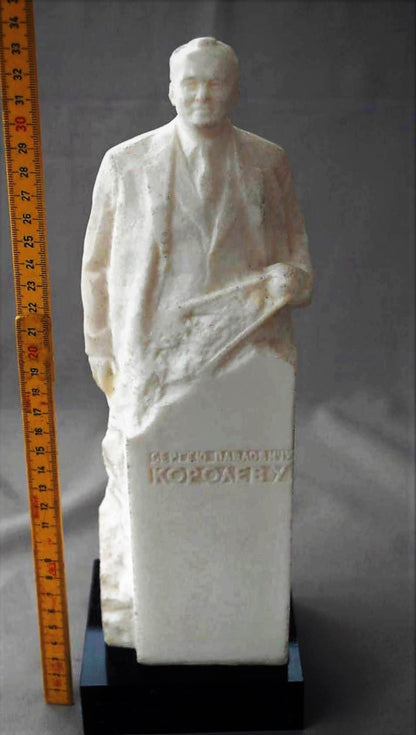 Raket geleerde. Sergei Korolev met spoetnik in de hand