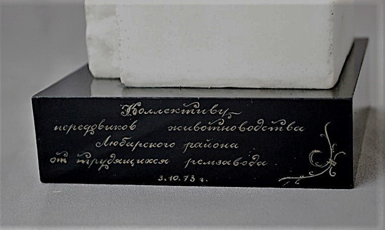 Raket geleerde. Sergei Korolev met spoetnik in de hand