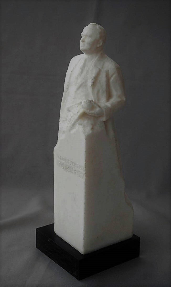 Raket geleerde. Sergei Korolev met spoetnik in de hand