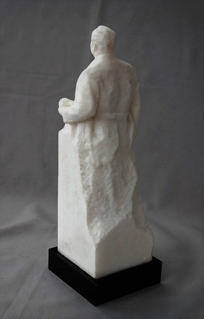 Raket geleerde. Sergei Korolev met spoetnik in de hand