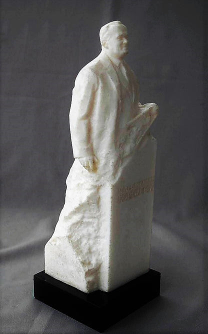 Raket geleerde. Sergei Korolev met spoetnik in de hand