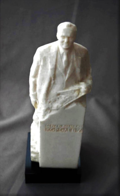 Raket geleerde. Sergei Korolev met spoetnik in de hand