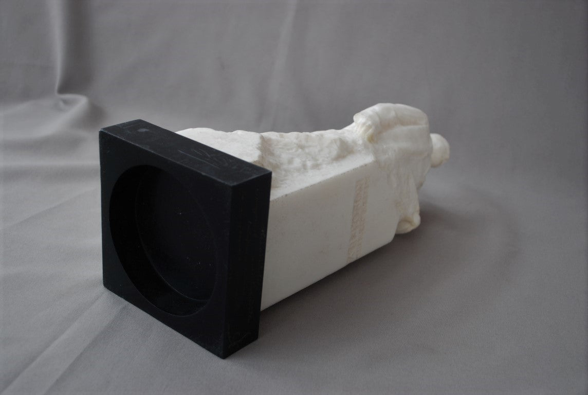 Raket geleerde. Sergei Korolev met spoetnik in de hand