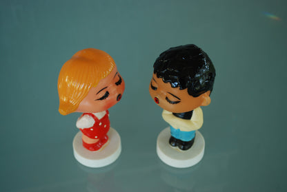 Kissing boy and girl bobblehead figures