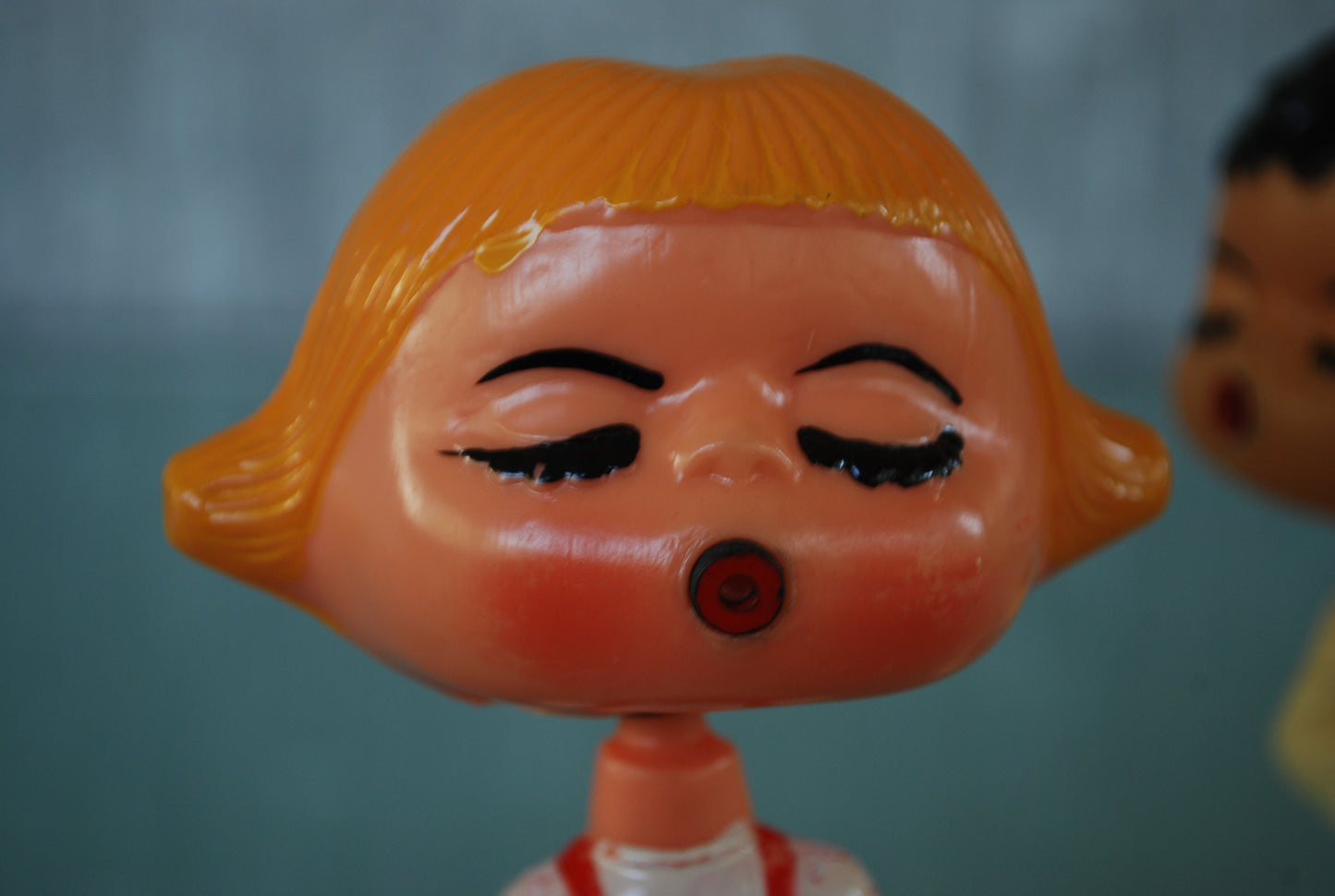 Kissing boy and girl bobblehead figures
