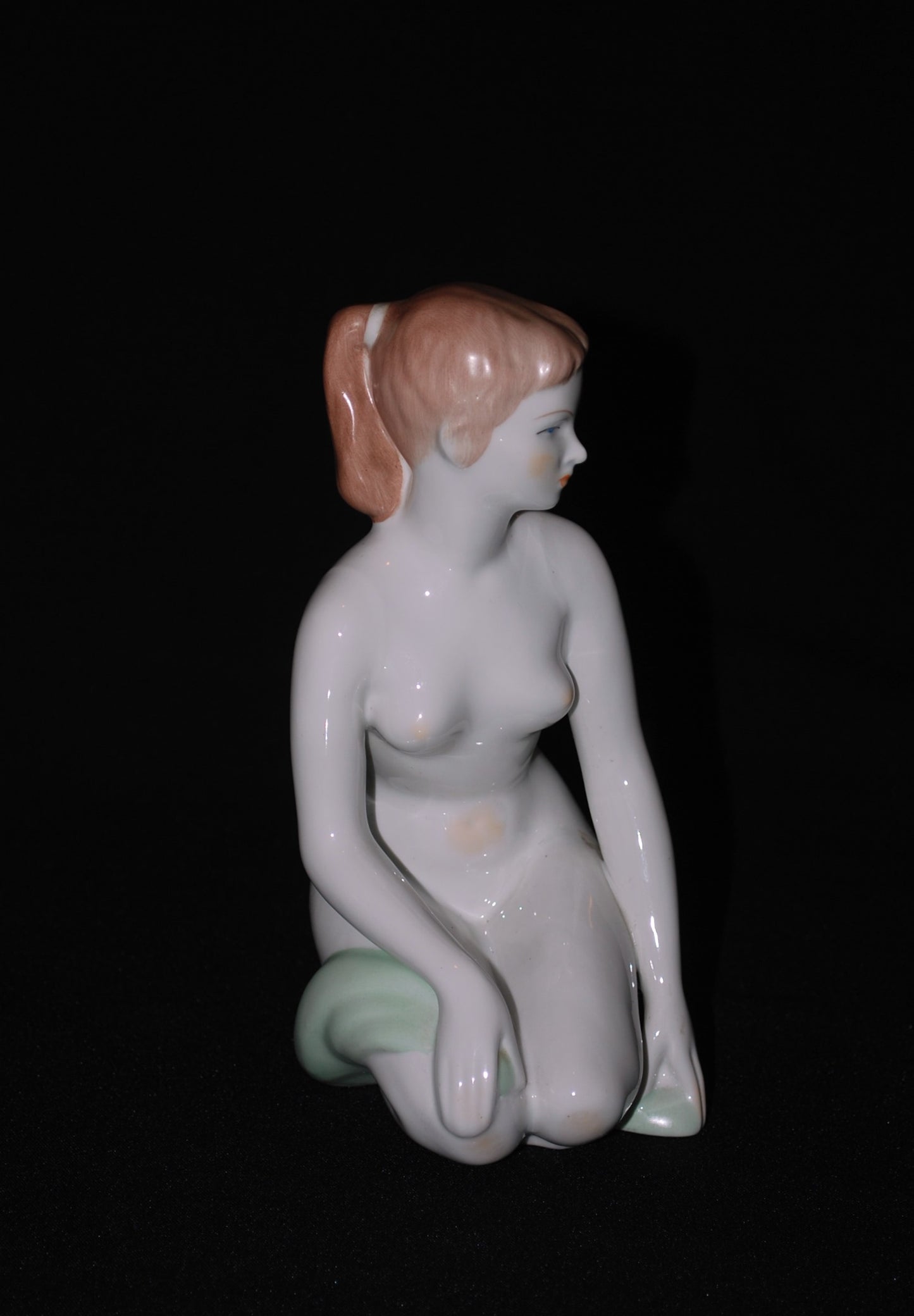 Naakte Vrouw zittend met groene doek 1960's