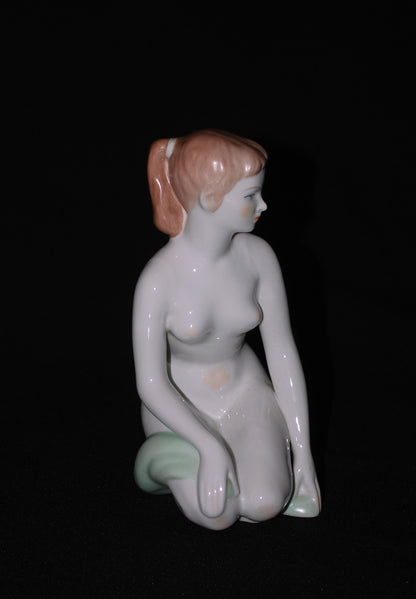 Naakte Vrouw zittend met groene doek 1960's