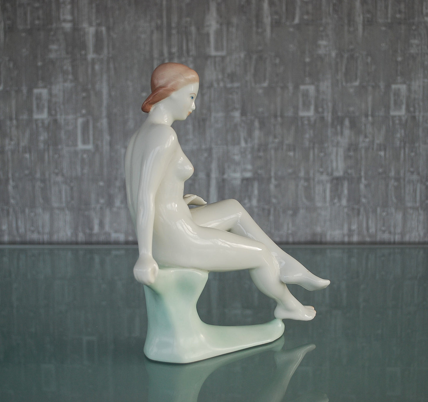 Preorder Elegante vrouw op boomstronk vintage erotisch naakt