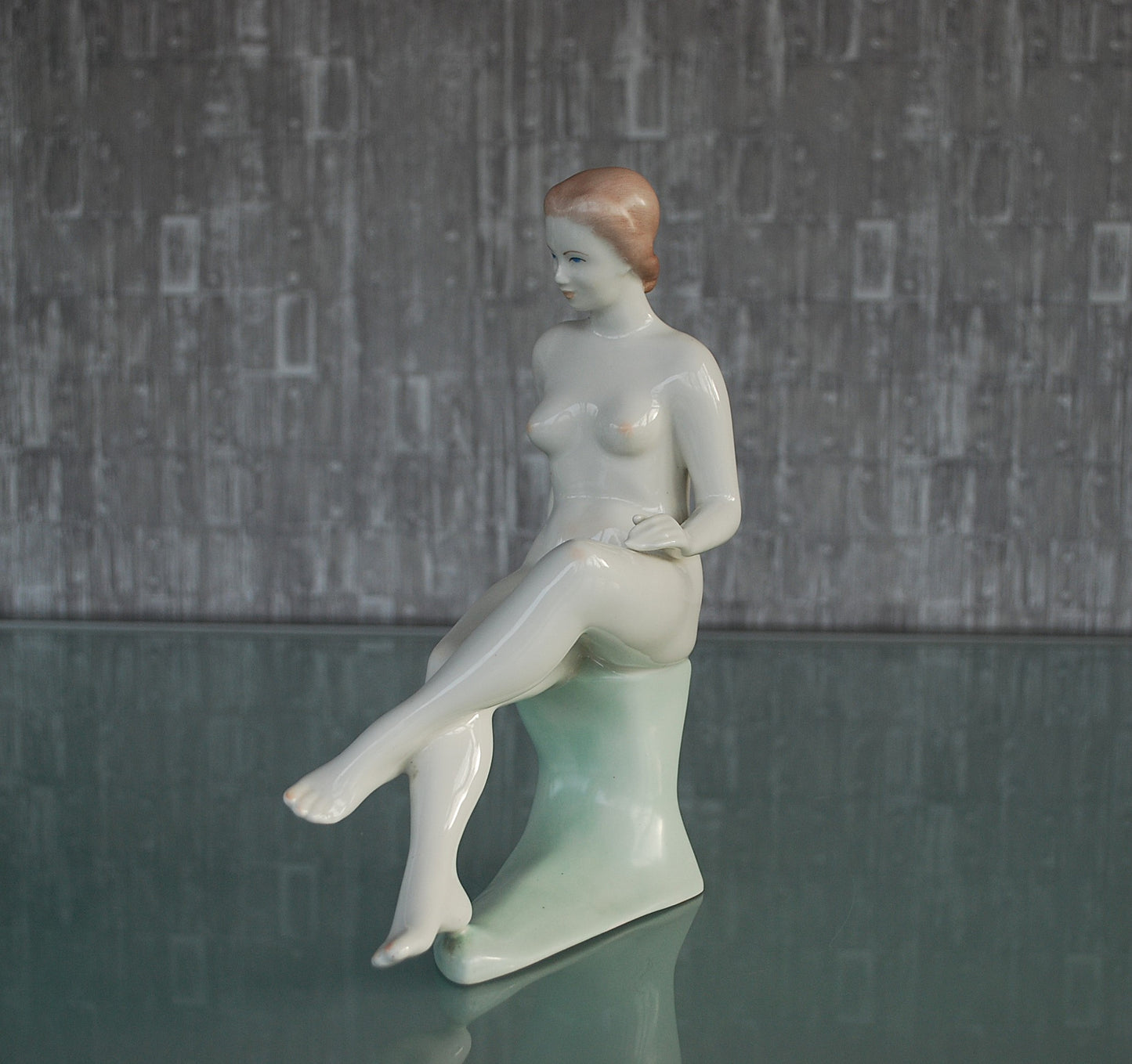 Preorder Elegante vrouw op boomstronk vintage erotisch naakt