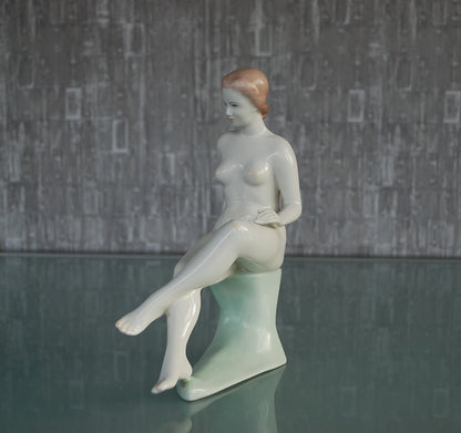 Preorder Elegante vrouw op boomstronk vintage erotisch naakt