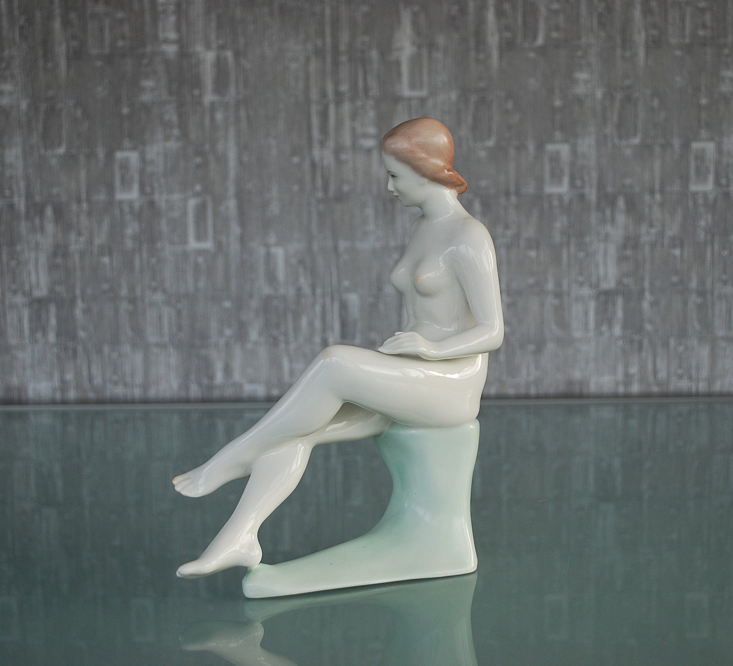 Preorder Elegante vrouw op boomstronk vintage erotisch naakt