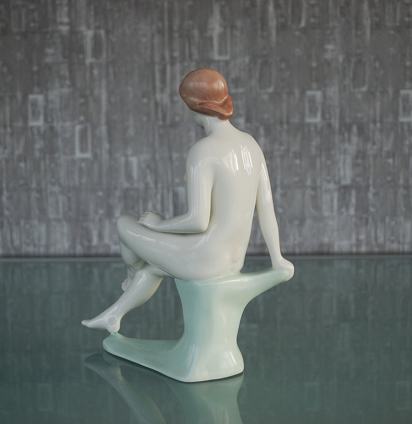 Preorder Elegante vrouw op boomstronk vintage erotisch naakt