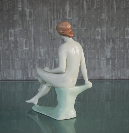 Preorder Elegante vrouw op boomstronk vintage erotisch naakt