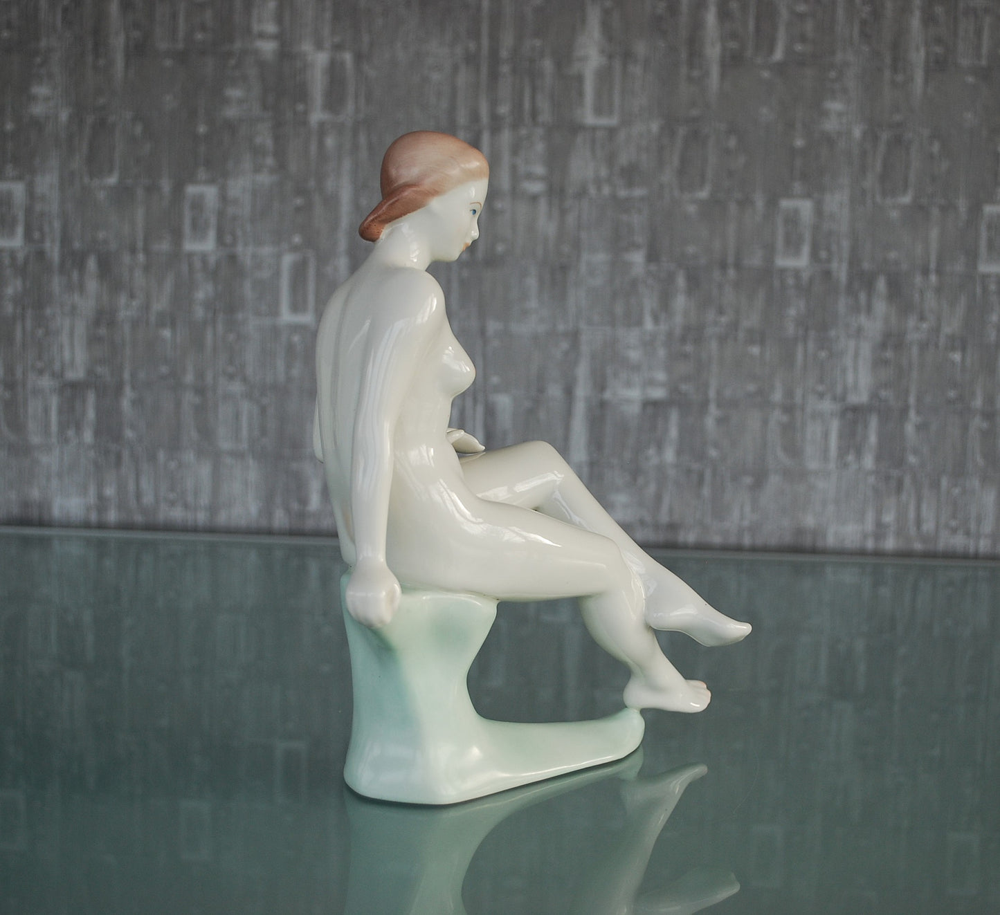 Preorder Elegante vrouw op boomstronk vintage erotisch naakt