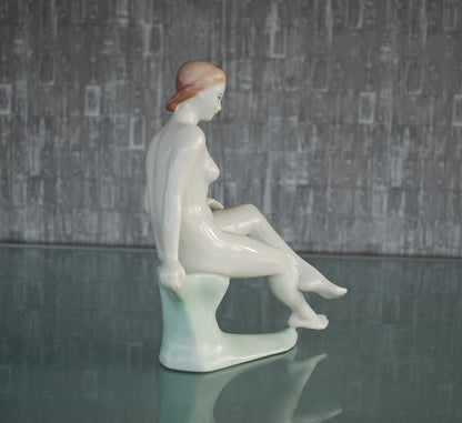 Preorder Elegante vrouw op boomstronk vintage erotisch naakt